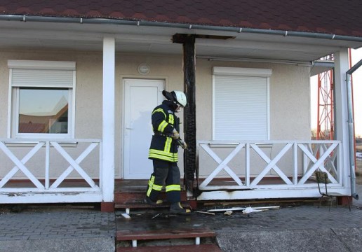 Suįžulėję kontrabandininkai padegė pasieniečių sargybos namelį