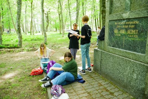 Šilutės meno mokyklos Dailės skyriaus moksleiviai bando perteikti senųjų miesto kapinių dvasią.  Nuotrauka Hugo Šojaus muziejaus