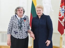 Daugiavaikę mamą Janiną Domeikienę medaliu „Už nuopelnus Lietuvai“ apdovanojo Prezidentė D. Grybauskaitė