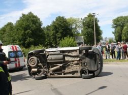 Pensininkas apvertė pagrindiniu keliu važiavusį automobilį