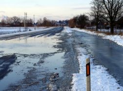 Vanduo skalauja kelią Šilutė-Klaipėda, jis pasirodė ir ant kelio į Rusnę