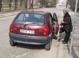 Senolė neturėdama teisės vairuoti automobilio pėsčiųjų perėjoje partrenkė vaiką